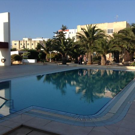 Seafront Apartment With Pool Сейнт Полс Бей Екстериор снимка