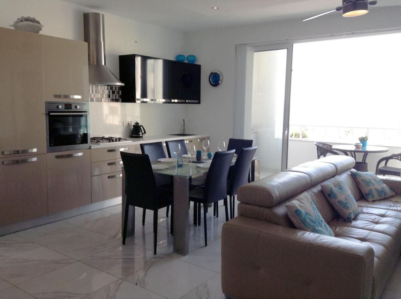 Seafront Apartment With Pool Сейнт Полс Бей Екстериор снимка