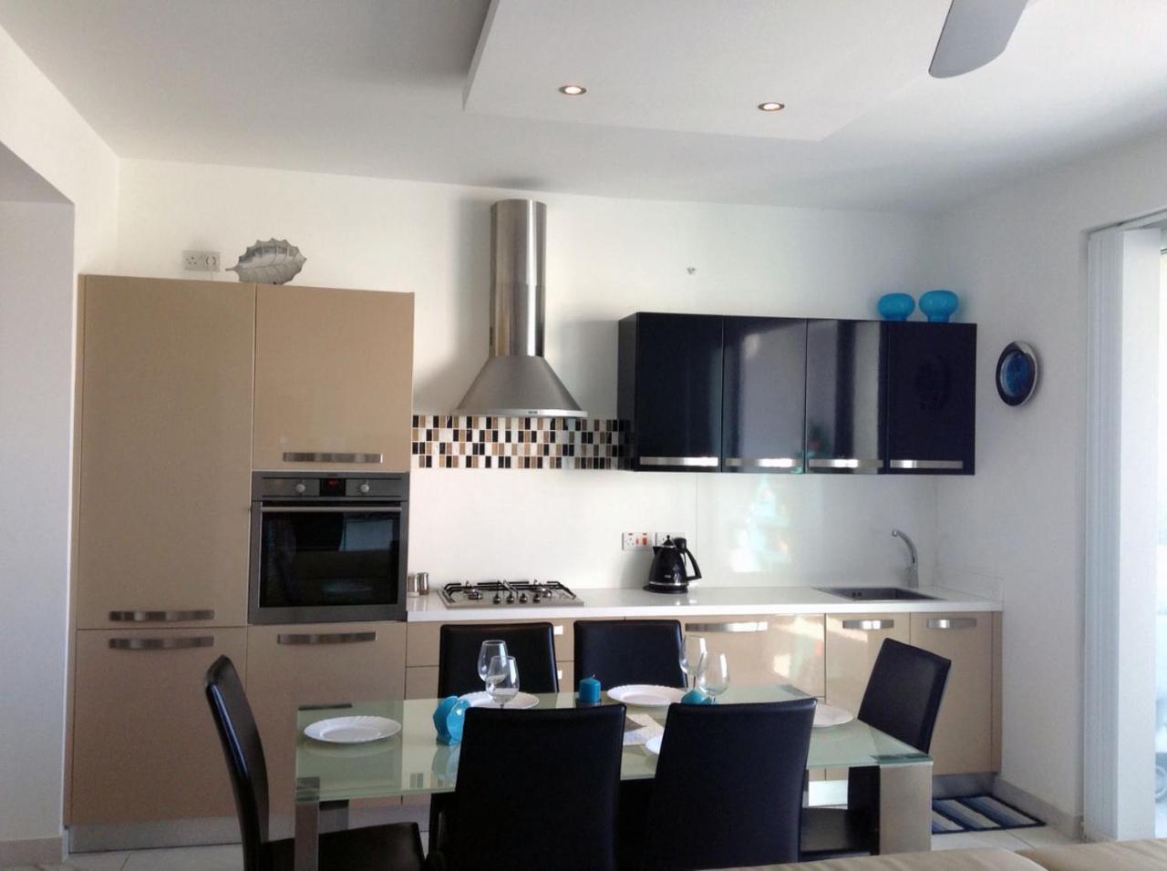 Seafront Apartment With Pool Сейнт Полс Бей Екстериор снимка