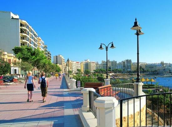 Seafront Apartment With Pool Сейнт Полс Бей Екстериор снимка