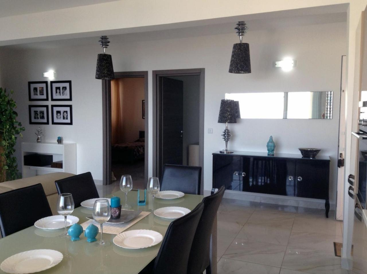 Seafront Apartment With Pool Сейнт Полс Бей Екстериор снимка