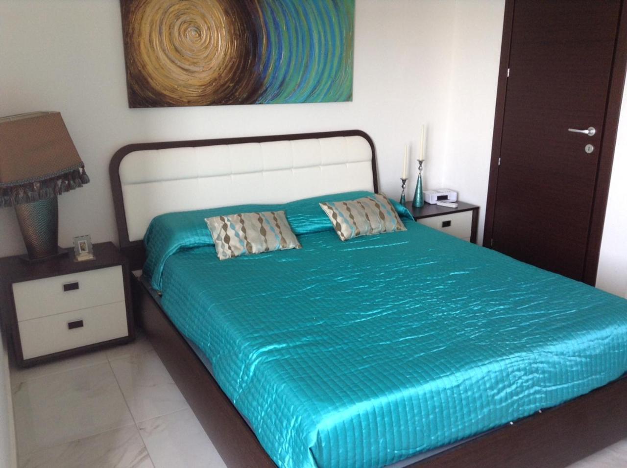 Seafront Apartment With Pool Сейнт Полс Бей Екстериор снимка
