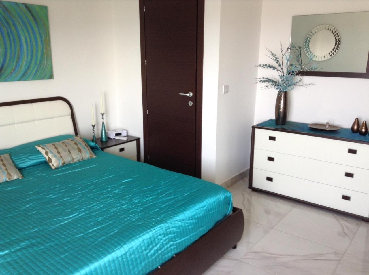 Seafront Apartment With Pool Сейнт Полс Бей Екстериор снимка
