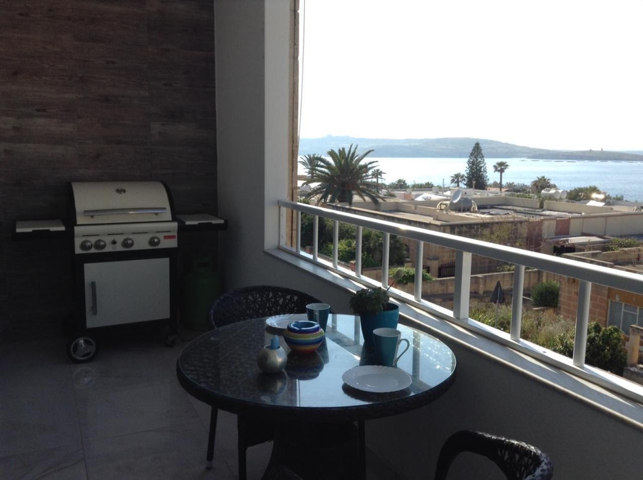 Seafront Apartment With Pool Сейнт Полс Бей Екстериор снимка